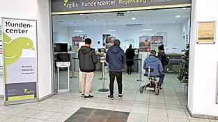 Reisende erhalten im Kundencenter am Hauptbahnhof Regensburg weiterhin Fernverkehrstickets. Reisende erhalten im Kundencenter am Hauptbahnhof Regensburg weiterhin Fernverkehrstickets.