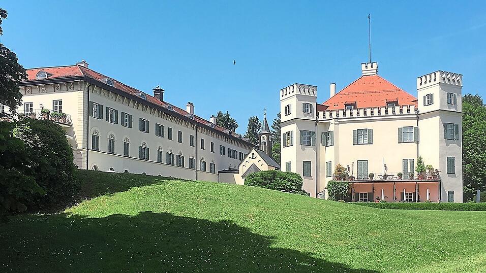 Das berühmte Schloss Possenhofen - in der Sissi-Trilogie (hier wird der Name mit zwei 's' geschrieben) ist es übrigens nicht zu sehen. Die Film-Kulisse dafür ist das Schloss Fuschl im Salzburger Land. Das berühmte Schloss Possenhofen - in der Sissi-Trilogie (hier wird der Name mit zwei 's' geschrieben) ist es übrigens nicht zu sehen. Die Film-Kulisse dafür ist das Schloss Fuschl im Salzburger Land.
