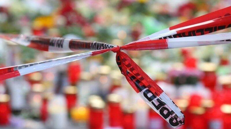 Blumen und Kerzen nahe dem Tatort in der Innenstadt von Würzburg. Blumen und Kerzen nahe dem Tatort in der Innenstadt von Würzburg.