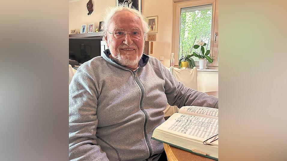 Beim Blick in die 655 Seiten umfassende Partitur von 'Tristan und Isolde' entdeckt der ehemalige Chefdirigent Uwe Mund handschriftliche Erg&auml;nzungen, die er sich eins machte.