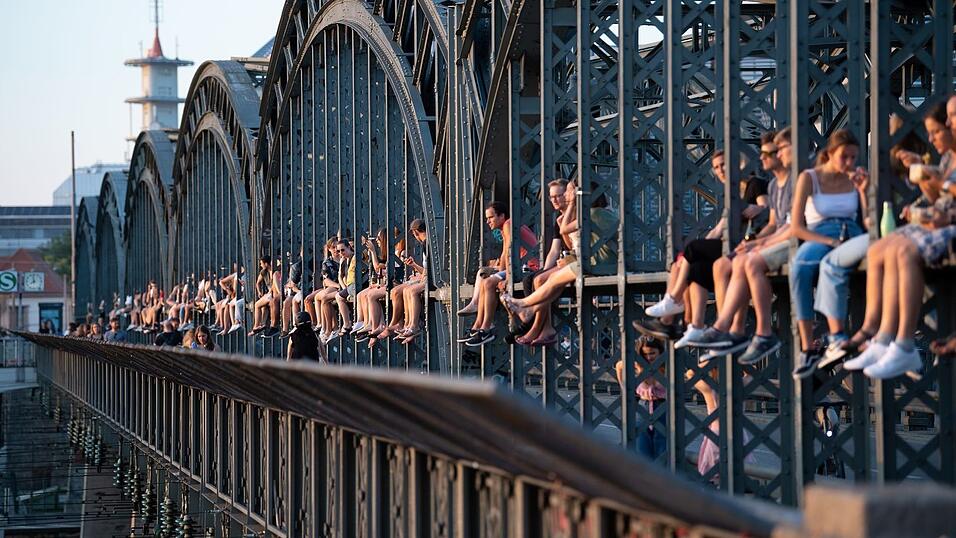 Die Stahlkonstruktion der Hackerbrücke ist auch ein beliebter Aussichtspunkt für junge Menschen in München. (Archivbild)