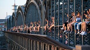 Die Stahlkonstruktion der Hackerbrücke ist auch ein beliebter Aussichtspunkt für junge Menschen in München. (Archivbild)