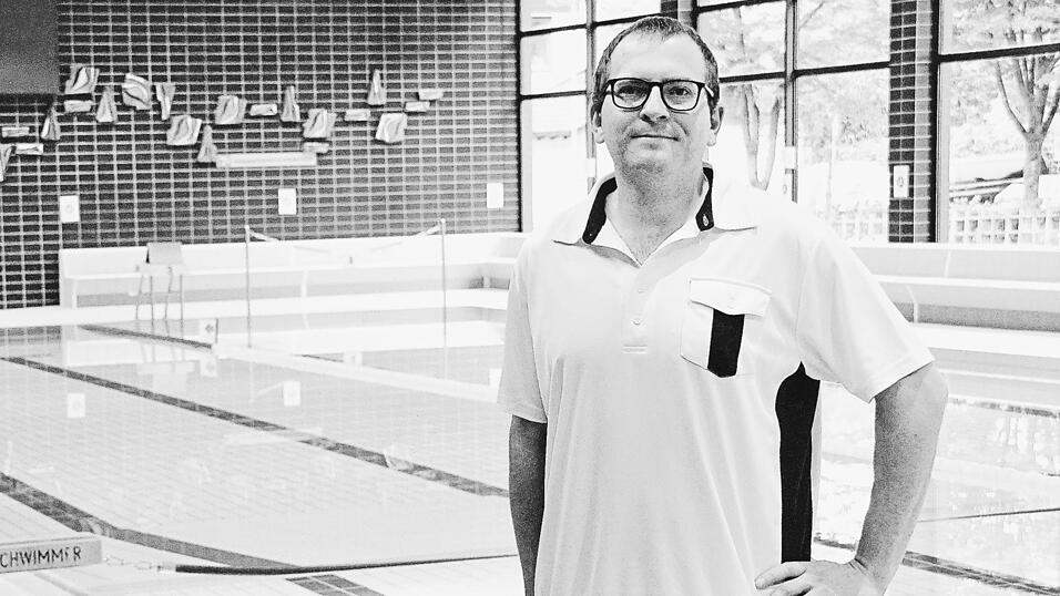 Betriebsleiter Thomas Roloff in der Schwimmhalle. Den Kontakt mit Gästen genoss er sehr. Betriebsleiter Thomas Roloff in der Schwimmhalle. Den Kontakt mit Gästen genoss er sehr.
