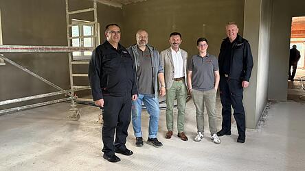Markus Liebl und Claudia Brandl erl&auml;uterten B&uuml;rgermeister Markus Hofmann, KBI Andreas Bergbaue und KBM Florian Heigl bei einem Rundgang die Bauma&szlig;nahme.