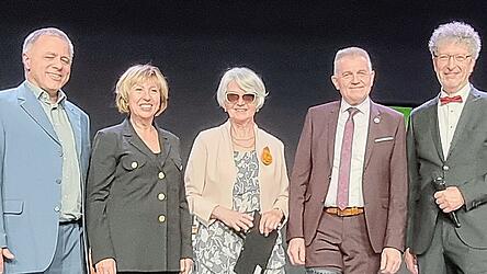 Vergelt's Gott für ein Vierteljahrhundert Engagement sagten Bürgermeister Josef Dollinger (2.v.r.), Vize-Landrätin Anita Meinelt (2.v.l.) sowie für die Bühne Moosburg Markus John (l.). Die zur Ehrenvorsitzenden ernannte Irene Herrmann (Mitte) freute sich sichtlich. Die Ehrung moderierte der Vorsitzende der Bühne Moosburg Fritz Isenmann (rechts).