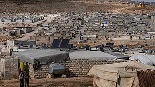 Das Lager Mashhad Ruhin beherbergt Hunderte von syrischen Flüchtlingen im Nordwesten Syriens. Obwohl noch immer die meisten Flüchtlinge in die EU aus Syrien stammen, haben sich seit dem Sturz des Assad-Regimes insgesamt weniger Syrer auf den Weg nach Europa gemacht.