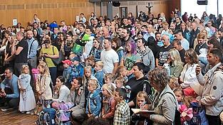 Die Kinder und ihre Begleiter versammelten sich zur Begrüßung in der Stadthalle.
