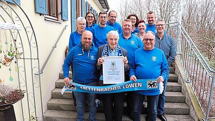 Zweiter Vorsitzender Christoph Schalk (l.), Jubilar Engelbert Seisenberger (Mitte) und Vorsitzender Thomas Ne&szlig; (r.) mit der Fanklubabordnung.