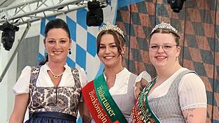Martina Auer ist die elfte Hallertauer Bierk&ouml;nigin, die nun f&uuml;r ein Jahr Mainburg und die Hallertauer Bierkultur vertritt (Mitte). B&uuml;rgermeisterin Karoline Fritz-Ertlmaier (links) und die scheidende Hallertauer Bierk&ouml;nigin Lisa Massier (rechts) nahmen sie in die Mitte.