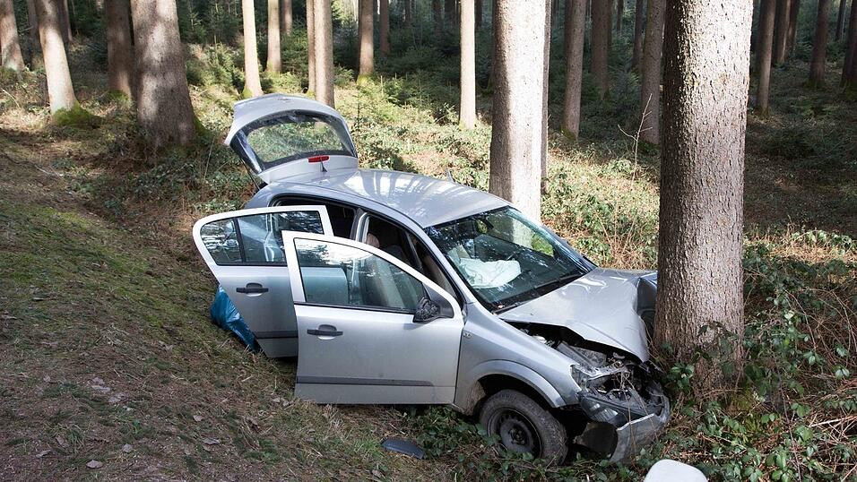 Ein 18-Jähriger hat erst seit drei Tagen seinen Führerschein und schon verursachte er bei Bodenkirchen einen schweren Unfall Ein 18-Jähriger hat erst seit drei Tagen seinen Führerschein und schon verursachte er bei Bodenkirchen einen schweren Unfall