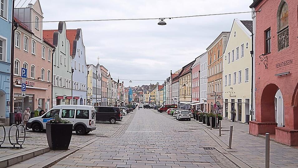 Dieser Blick bietet sich derzeit vom Stadttor aus. B&auml;ume sollen Einzug halten, aber nicht im Stadtplatzboden Wurzeln schlagen.
