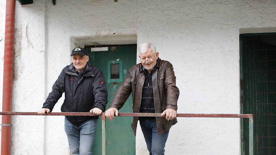 Erinnern sich an ihre gemeinsame Zeit: die beiden letzten Cockpit-P&auml;chter Ernst Martin (l.) und Franz Bauer vor dem Eingang der Disko.