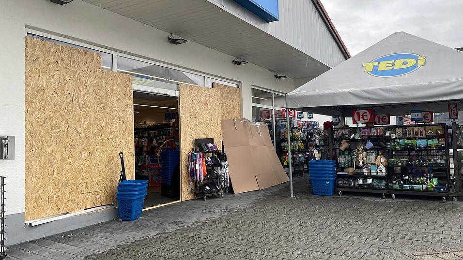 Behelfsmäßig repariert konnte der Discounter am Montag wieder öffnen. Es war das erste Mal, dass ein Autoposer einen Unfall am Parkplatz verursacht hat, sagt Teamleiterin Nancy Westhofen. Doch häufig säßen die Gruppen nach Ladenschluss unter dem Pavillon und grillten illegal. Behelfsmäßig repariert konnte der Discounter am Montag wieder öffnen. Es war das erste Mal, dass ein Autoposer einen Unfall am Parkplatz verursacht hat, sagt Teamleiterin Nancy Westhofen. Doch häufig säßen die Gruppen nach Ladenschluss unter dem Pavillon und grillten illegal.