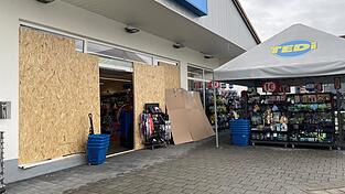 Behelfsmäßig repariert konnte der Discounter am Montag wieder öffnen. Es war das erste Mal, dass ein Autoposer einen Unfall am Parkplatz verursacht hat, sagt Teamleiterin Nancy Westhofen. Doch häufig säßen die Gruppen nach Ladenschluss unter dem Pavillon und grillten illegal.