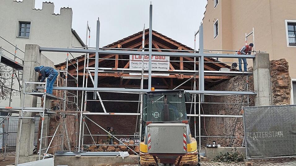 Die Stahlstreben lassen bereits die Ausmaße der Fassade für den Platzerstadel erkennen. In den kommenden zwei bis drei Monaten werden die eigentlichen Fassadenelemente produziert und im Frühjahr eingesetzt. Die Stahlstreben lassen bereits die Ausmaße der Fassade für den Platzerstadel erkennen. In den kommenden zwei bis drei Monaten werden die eigentlichen Fassadenelemente produziert und im Frühjahr eingesetzt.