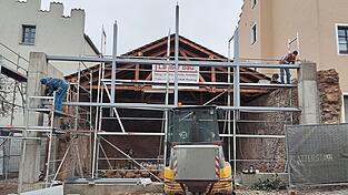 Die Stahlstreben lassen bereits die Ausmaße der Fassade für den Platzerstadel erkennen. In den kommenden zwei bis drei Monaten werden die eigentlichen Fassadenelemente produziert und im Frühjahr eingesetzt.