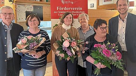 Musikschulleiter Heinrich Troiber (l.) sowie B&uuml;rgermeister Matthias Kohlmayer (r.) verabschiedeten die ausgeschiedenen Vorstandsmitglieder Maria Graf (v. l.), Christa Weinzierl, Anne Wetzel und Susanne Schmerbeck.