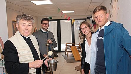 Pfarrer Ambros Trummer mit 'Ministrant' Paul Roßberger und den Eigentümern Werner und Christina Klingseisen auf dem Weg durch das Haus.