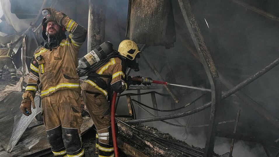 Das Feuer war Medien zufolge am Dienstag in einer 2.000 Quadratmeter gro&szlig;en Markthalle ausgebrochen.