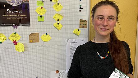 Verena Fisch in ihrem Büro vor ihrem Ideenparkplatz. Einer ihrer Einfälle: gemeinsam laufen, um sich besser kennenzulernen. Und irgendwann vielleicht auch beim Herzogstadtlauf als Team mitrennen. Verena Fisch in ihrem Büro vor ihrem Ideenparkplatz. Einer ihrer Einfälle: gemeinsam laufen, um sich besser kennenzulernen. Und irgendwann vielleicht auch beim Herzogstadtlauf als Team mitrennen.