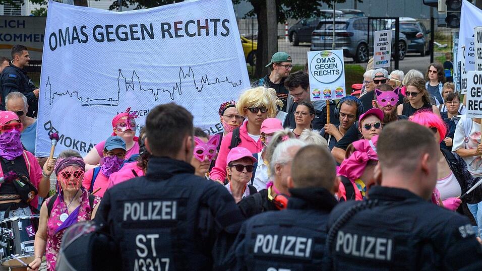 Die Gegendemonstration fand in einiger Entfernung der AfD-Veranstaltung statt, hinter einer Polizeiabsperrung. Die Gegendemonstration fand in einiger Entfernung der AfD-Veranstaltung statt, hinter einer Polizeiabsperrung.