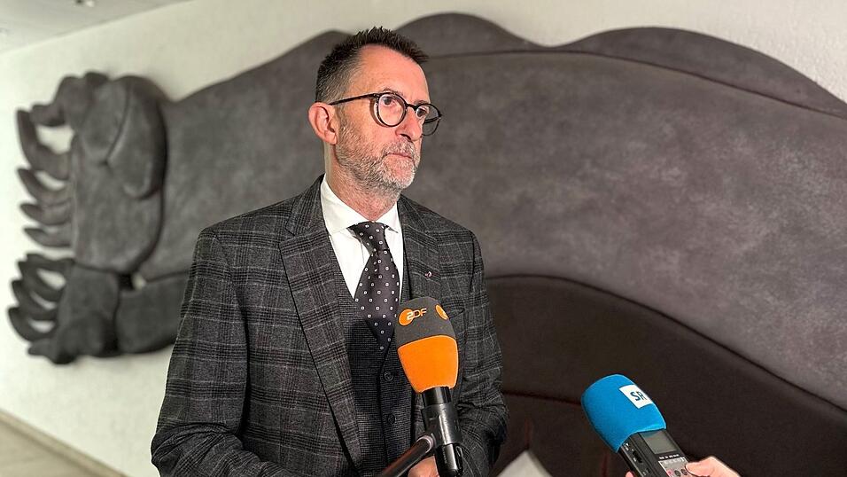 Der saarländische Innenminister Reinhold Jost (SPD) zeigte sich nach der Sitzung des Innen- und Justizausschusses noch immer geschockt von der Gewalttat in Völklingen, bei der ein Polizist erschossen wurde. Der saarländische Innenminister Reinhold Jost (SPD) zeigte sich nach der Sitzung des Innen- und Justizausschusses noch immer geschockt von der Gewalttat in Völklingen, bei der ein Polizist erschossen wurde.