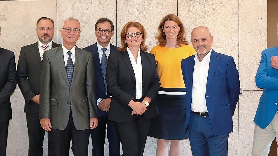 Freuen sich über den Start der Bürgerstiftung: Ansprechpartner der Stiftung Günther Winkler (v. .), die Stiftungsvorstände Andreas Mann, Hans Pschorn, Wolfgang Völkl und Mitglieder des Kuratoriums Claudia Donhauser, Tanja Schweiger, Hans Rothammer, Karl-Günther Wilfurth. Freuen sich über den Start der Bürgerstiftung: Ansprechpartner der Stiftung Günther Winkler (v. .), die Stiftungsvorstände Andreas Mann, Hans Pschorn, Wolfgang Völkl und Mitglieder des Kuratoriums Claudia Donhauser, Tanja Schweiger, Hans Rothammer, Karl-Günther Wilfurth.