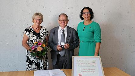 Hohe Auszeichnung f&uuml;r Josef Speckner senior, mit im Bild Ehefrau Renate (li.) und B&uuml;rgermeisterin Monika Bergmann (re.).