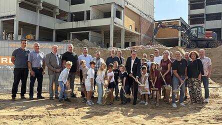 Die Grundschulkinder schwingen mit OB Christian Moser (vorne, Mitte) die Spaten und geben somit den Startschuss zum Bau. Die Grundschulkinder schwingen mit OB Christian Moser (vorne, Mitte) die Spaten und geben somit den Startschuss zum Bau.