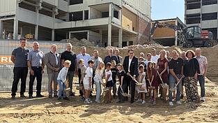 Die Grundschulkinder schwingen mit OB Christian Moser (vorne, Mitte) die Spaten und geben somit den Startschuss zum Bau. Die Grundschulkinder schwingen mit OB Christian Moser (vorne, Mitte) die Spaten und geben somit den Startschuss zum Bau.