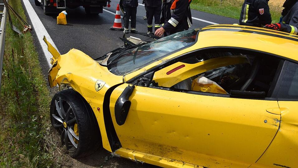 Auf der A93 bei Aiglsbach ist am Freitagmittag ein Ferrari in eine Leitplanke gekracht.