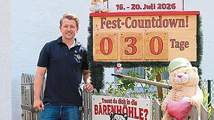 Festleiter und Vorstand Florian Irrgang freut sich auf das kommende Fest. Der Countdown in der Ortsmitte zeigt, wie viel Tage noch bis zum gro&szlig;en Fest anstehen.