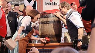 Zwei Schl&auml;ge brauchte die Oberb&uuml;rgermeisterin, um das Fass anzuzapfen.