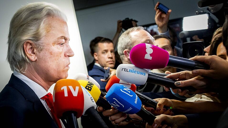 Weil er sich mit Forderungen nach einer harten Asylpolitik nicht durchsetzen kann, kündigt Geert Wilders das Regierungsbündnis auf. Weil er sich mit Forderungen nach einer harten Asylpolitik nicht durchsetzen kann, kündigt Geert Wilders das Regierungsbündnis auf.