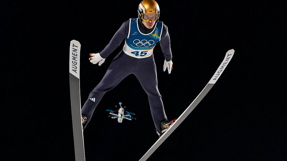 Der deutsche Skispringer Philipp Raimund wird von einer Drohne gefilmt. Der deutsche Skispringer Philipp Raimund wird von einer Drohne gefilmt.