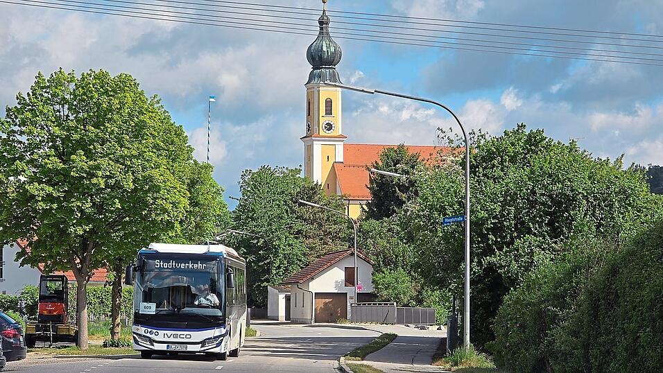 Elektrisch durch Gündlkofen: Das Busunternehmen Weingartner testete einen Elektrobus im Linienbetrieb. Elektrisch durch Gündlkofen: Das Busunternehmen Weingartner testete einen Elektrobus im Linienbetrieb.
