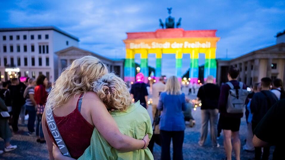 Das Brandenburger Tor wurde nach dem Anschlag in Regenbogenfarben angestrahlt.