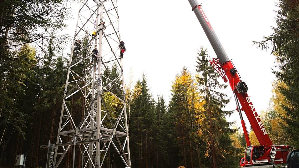 In der letzten und dieser Woche wurde der Gittermast für den Mobilfunk in Schwarzenbach aufgestellt. In der letzten und dieser Woche wurde der Gittermast für den Mobilfunk in Schwarzenbach aufgestellt.
