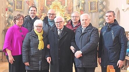 Bei der Verabschiedung in der Pfarrkirche Wald: Pfarrer Johann Götz mit Dekan Ralf Heidenreich und mit den Ehrengästen.