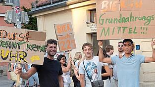 „Bier ist ein Grundnahrungsmittel“: An der Schellingstraße protestieren Studenten gegen das Bierverkaufsverbot nach 22 Uhr am Kiosk.