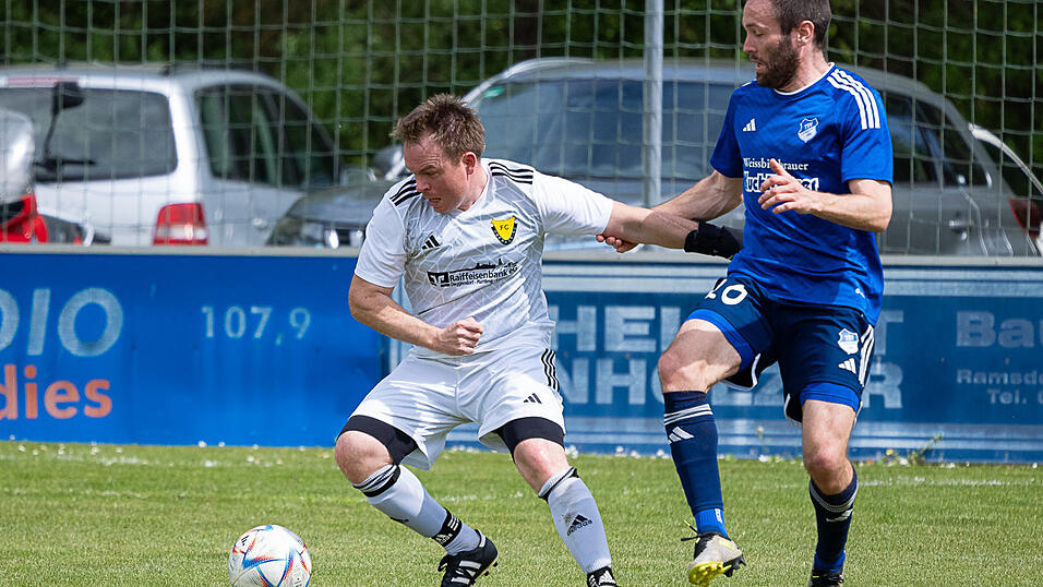 Nach seiner Verletzung aus dem Spiel gegen Langquaid fehlte Oberp&ouml;ring in Ergolding auch Topst&uuml;rmer Michael Skornia (in wei&szlig;).