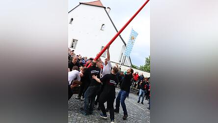 Starke Windböen sorgten dafür, dass die Kerze immer wieder in bedenkliche Schieflage geriet. Doch am Ende gelang es unter größter Anstrengung immer wieder, den mit Wachs umwickelten Fichtenstamm zu stabilisieren.
