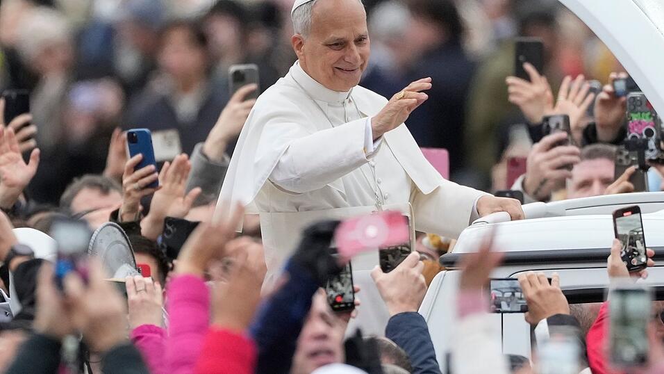 Der Jubel auf dem Petersplatz war gro&szlig;.