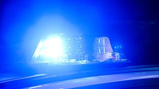 Bei einem Unfall auf der Staatsstraße 2170 zwischen Fuchsmühl und Waldershof ist ein 44-Jähriger tödlich verletzt worden. (Symbolbild) Bei einem Unfall auf der Staatsstraße 2170 zwischen Fuchsmühl und Waldershof ist ein 44-Jähriger tödlich verletzt worden. (Symbolbild)