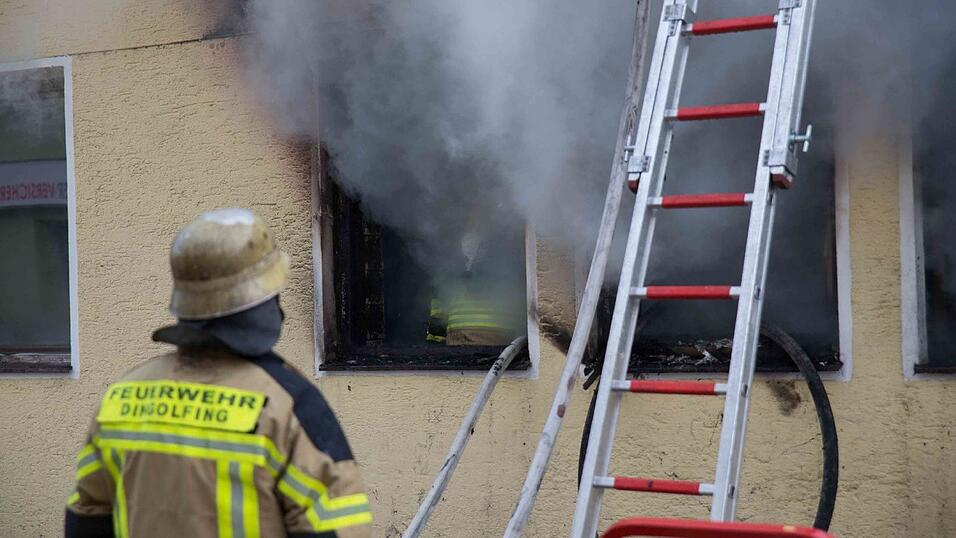 Inmitten dieses brennenden Hauses in der Griesgasse in Dingolfing entdeckte die Feuerwehr die Leiche.