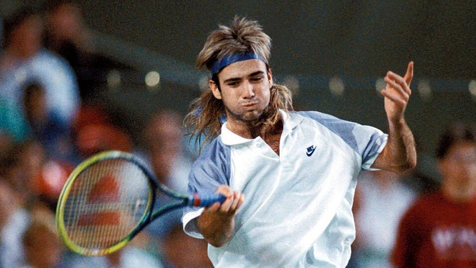 Die Haare sch&ouml;n: Ende der 1980er galt der Newcomer Agassi als Paradiesvogel in der damals noch recht steifen Welt des Tennis. Manchmal spielte er mit einem eingeklammerten Haarteil, wobei er 1990 aus lauter Sorge um dessen korrekten Sitz sogar ein Turnier-Finale verlor.
