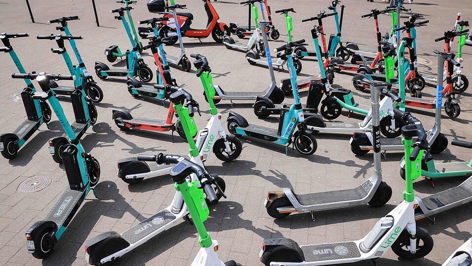 Das Bundesverkehrsministerium plant Regeln zum Parken von E-Scootern. (Archivbild) Das Bundesverkehrsministerium plant Regeln zum Parken von E-Scootern. (Archivbild)