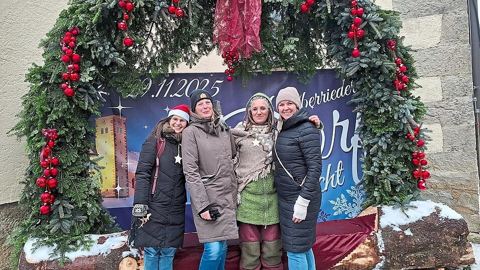 Die Selfie-Fotostation wurde eifrig genutzt, vom Team Montessori Kinderhaus ließen sich Manuela, Christina, Jenny und Marion fotografieren.