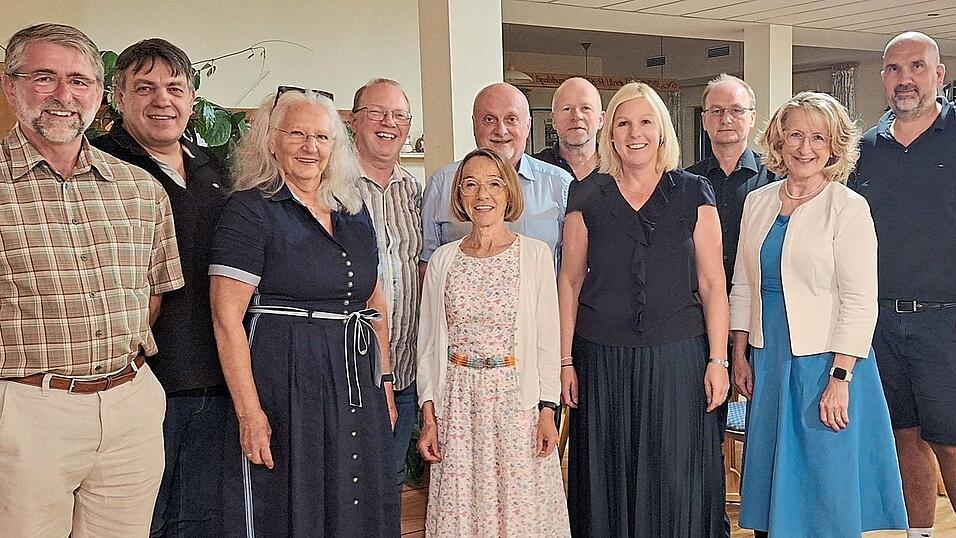 Bei der Verabschiedung (von links): Konrad Fey, Otto Reithmeier, Christina Niedermeier-Scharl, Stefan Tullius, Wolfgang Klement, Elisabeth Englmaier, Walter Bachmayer, Erste Bürgermeisterin Doris Wimmer, Erwin Fußeder, Monika Maier und Gerhard Pichlmaier. Bei der Verabschiedung (von links): Konrad Fey, Otto Reithmeier, Christina Niedermeier-Scharl, Stefan Tullius, Wolfgang Klement, Elisabeth Englmaier, Walter Bachmayer, Erste Bürgermeisterin Doris Wimmer, Erwin Fußeder, Monika Maier und Gerhard Pichlmaier.