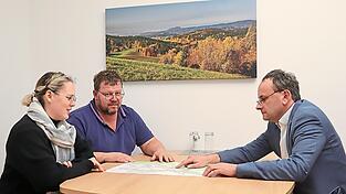 Tanja Kruger vom Bauamt, Stefan Kramer, Sprecher der IG Polder, und Bürgermeister Josef Schütz informierten im Rathaus über Fortschritt und Details der Polder-Debatte.